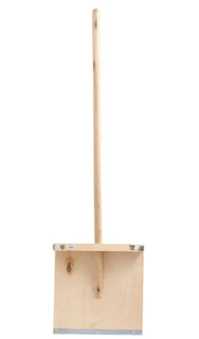 Лопата снеговая деревянная 380*380 с деревянным черенком и металлической планкой